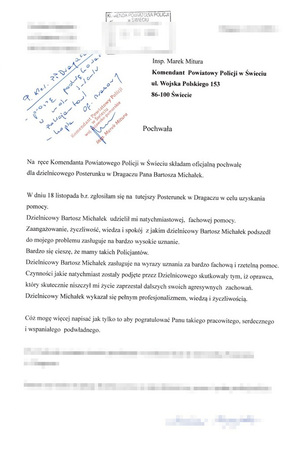 Karta papieru z pismem maszynowym z nagłówkiem "Pochwała"
