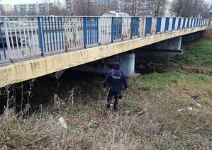 Policjant obok mostu na drodze
