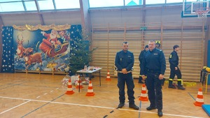 Policjanci w sali gimnastycznej z dekoracjami świątecznymi