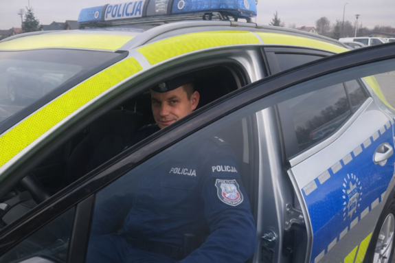 Policjant za kierownicą radiowozu