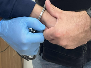 Zbliżenie rąk podczas zakładania kajdanek