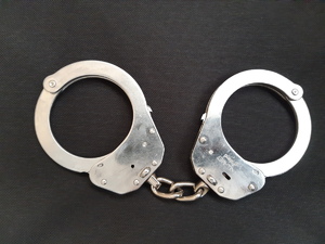 Kajdanki na czarnym tle