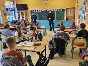Dwaj policjanci podczas pogadanki dla dzieci w klasie