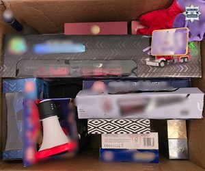 Karton z zabawkami i kosmetykami