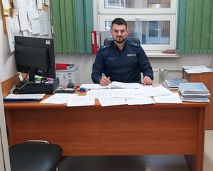 Policjant podczas pracy biurowej