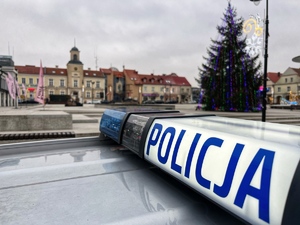 Dach radiowozu na tle starówki