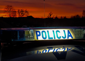 Galeryjka radiowozu w scenerii zachodzącego słońca