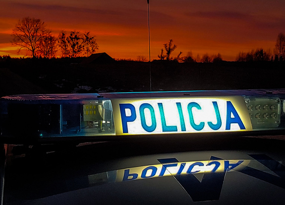 Galeryjka radiowozu w scenerii zachodzącego słońca