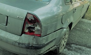 Zbliżenie uszkodzonego tyłu nadwozia samochodu osobowego