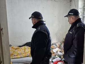 Dwaj policjanci w pustostanie