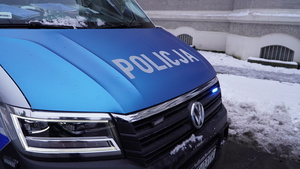 Przód radiowozu typu bus w scenerii zimowej