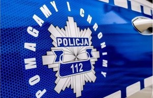 Bok radiowozu z logiem Policji