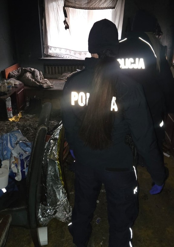 Widziane z tyłu dwie policjantki w pustostanie