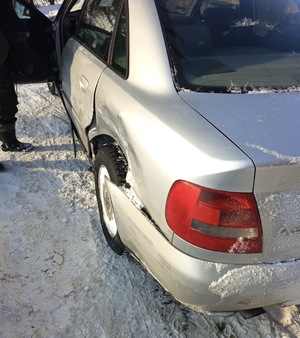 Uszkodzony tył nadwozia samochodu osobowego w scenerii zimowej