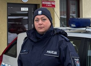 Policjantka na tle wejścia do Posterunku Policji w Besku