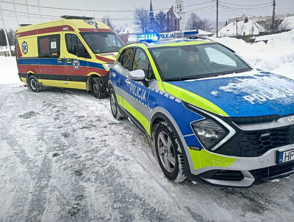 W scenerii zimowej ulicy radiowóz i karetka pogotowia ratunkowego