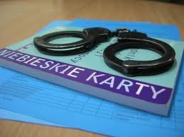 Broszura "Niebieskie karty" a na niej kajdanki