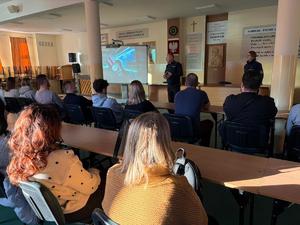 Dwójka policjantów podczas prelekcji dla studentów