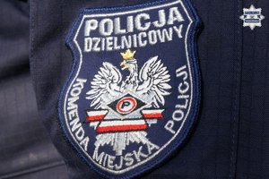 Rękaw bluzy policyjnej z plakietą "dzielnicowy"
