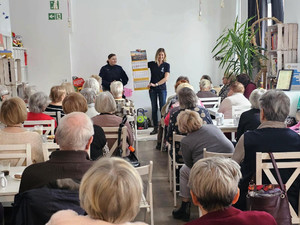 Policjantka oraz kobieta ubrana po cywilnemu podczas prelekcji dla seniorów