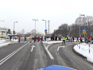 Rondo uliczne w scenerii zimowej po którym idą piesi