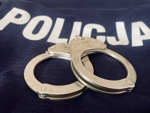 Kajdanki leżące na bluzie policyjnej