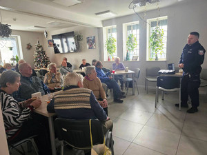 Policjant w trakcie prelekcji dla seniorów w świetlicy