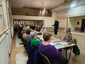 Dzielnicowy podczas prelekcji w sali konferencyjnej