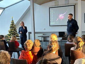 Dwójka policjantów podczas prelekcji dla młodzieży