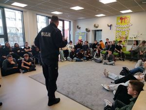 Policjant podczas prelekcji dla dzieci i młodzieży zgromadzonej w świetlicy