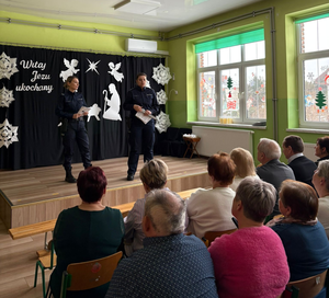 Dwie policjantki podczas prelekcji dla zgormadzonych w świetlicy seniorów