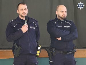 Dwaj policjanci podczas prelekcji