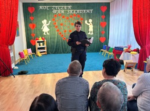 Policjantka podczas prelekcji w świetlicy