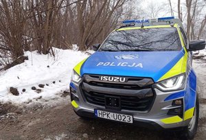 Radiowóz terenowy w scenerii zimowego lasu