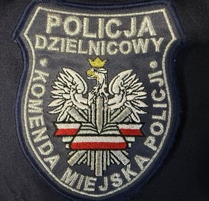 Rękaw bluzy policyjnej z emblematem dzielnicowy