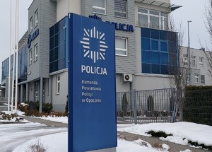 Szaro-niebieski budynek Komendy Powiatowej Policji w Opocznie w scenerii zimowej