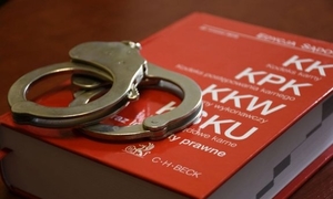 Kajdanki leżące na kodeksie karnym
