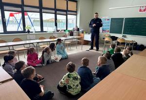 Umundurowany policjant na spotkaniu z dziećmi