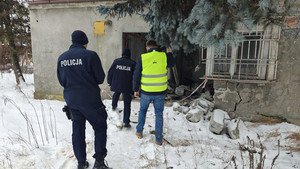 Policjanci sprawdzają pustostan