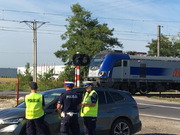 Policjanci przy przejeździe kolejowym