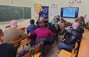 Policjanci na spotkaniu profilaktyczno-edukacyjnym