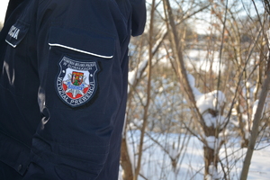 Zdjęcie policjanta w scenerii zimowej