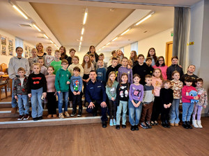 Grupa dzieci pozująca do zdjęcia w holu