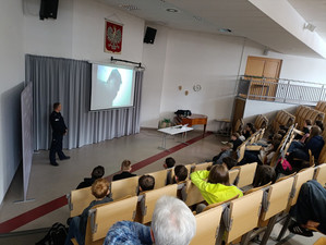 W sali kinowej policjant prowadzący prelekcję