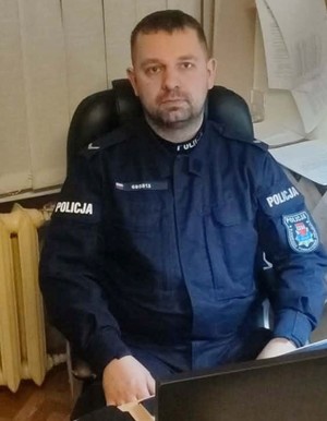 Policjant przy biurku z komputerem