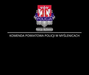 Na czarnej planszy logo KPP Myślenice