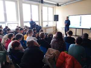 Dwójka policjantów podczas prelekcji dla młodzieży