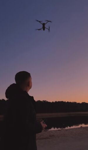 Zdjęcie sylwetki mężczyzny o zmierzchu