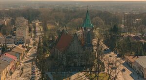 Panorama z lotu ptaka centrum miejscowości z kościołem