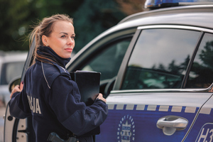 Policjantka wsiadająca do radiowozu